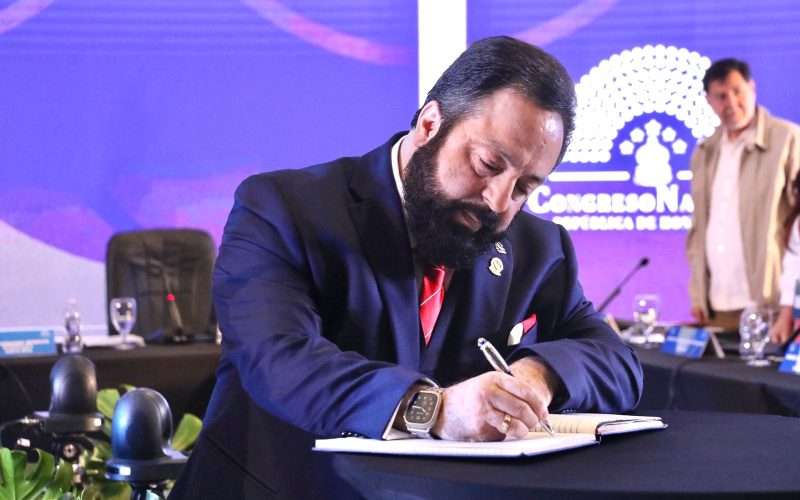 Surgen denuncias sobre la participación de Luis Redondo en aprobación de banco ligado a su familia